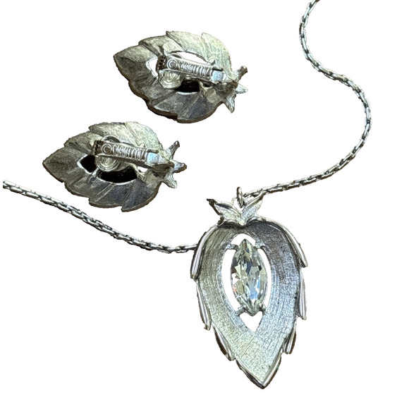 Sarah Coventry Silver & Rhinestone Leaf Jewelry Set Necklace & Clip-On Earrings - Picture 5 of 7